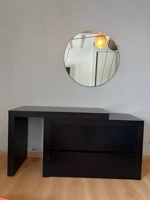 Cómoda de madeira escura, extensível