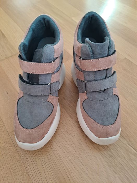 Продам жіночі кросівки-снікерси.