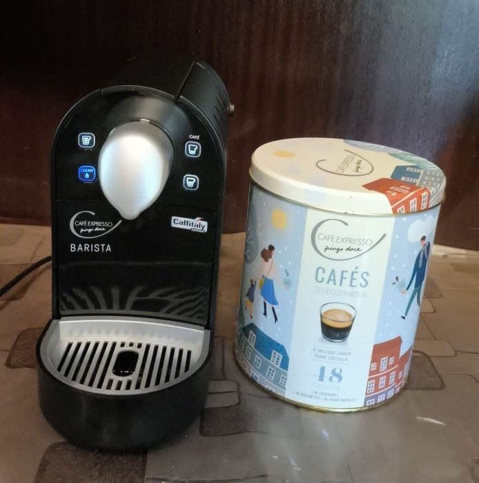 Máquina de café com lata