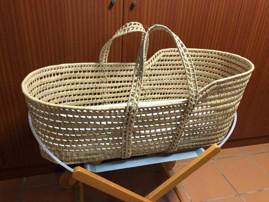 Alcofa para bébé com colchão; resguardos; cobertas e almofadas