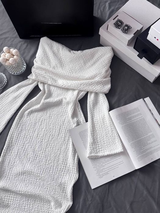 Сукня на спущені плечі із букле біла