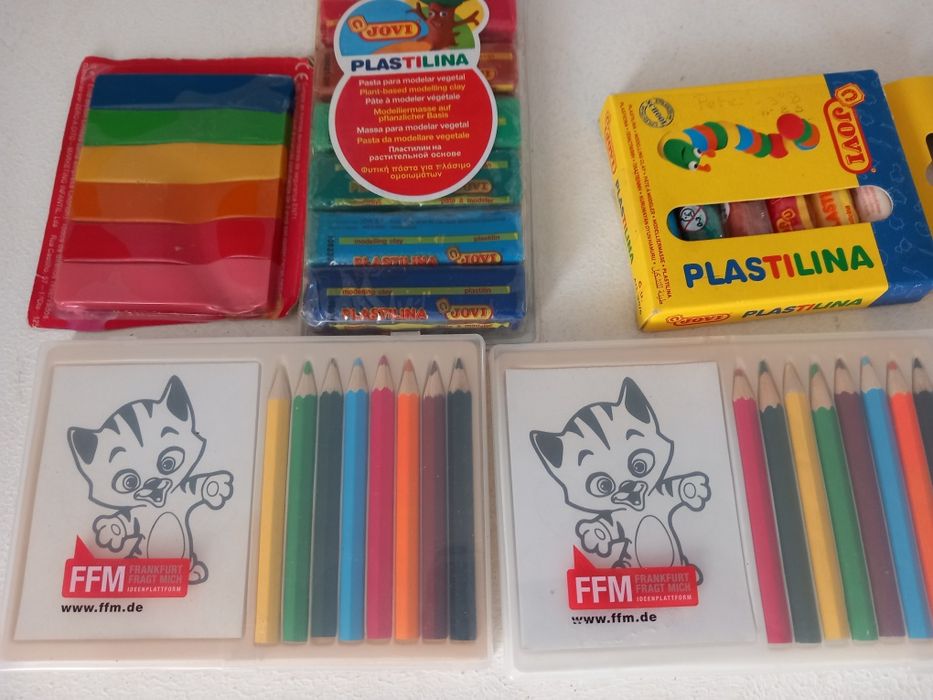 Plasticina e lápis de cor (novos)