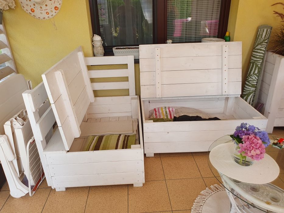 Sofa, siedziska tarasowe, skrzynie z poduchami