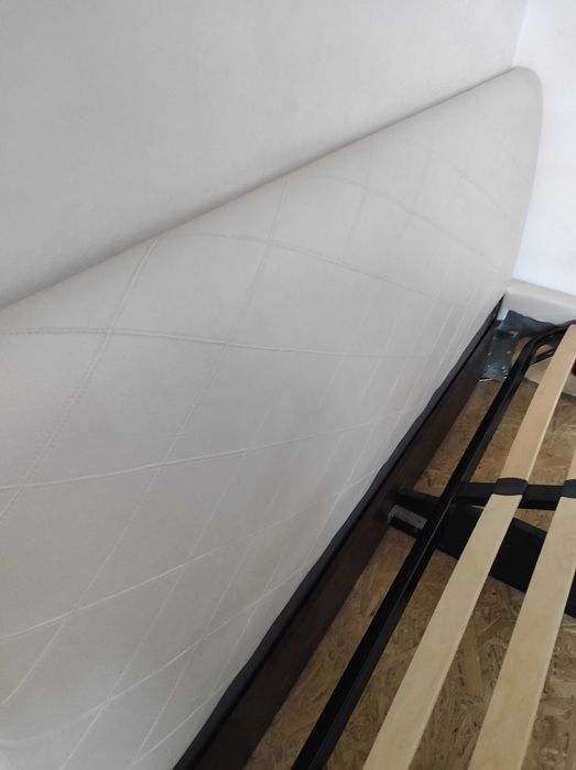 Łóżko tapicerowane ze stelażem 160x200