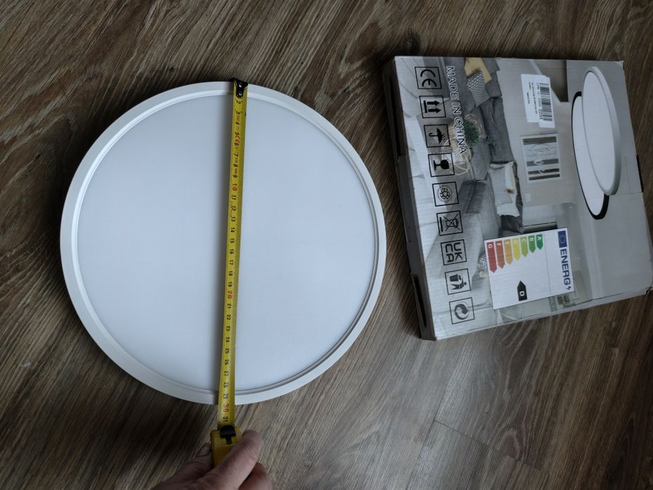 okrągła lampa sufitowa LED o minimalistycznym, nowoczesnym designie.