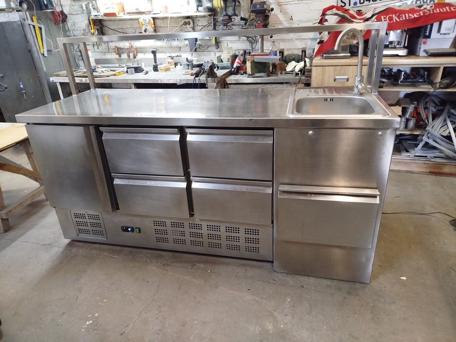 Холодильний стіл з мийкою для посуду