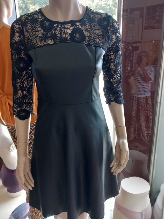 Vestido preto em pele sintética e renda.
