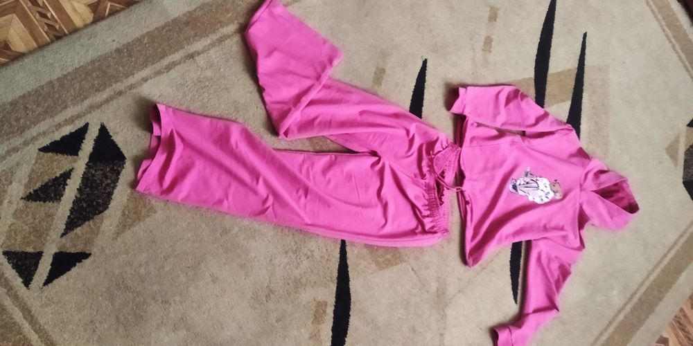 Новий жіночий спортивний костюм