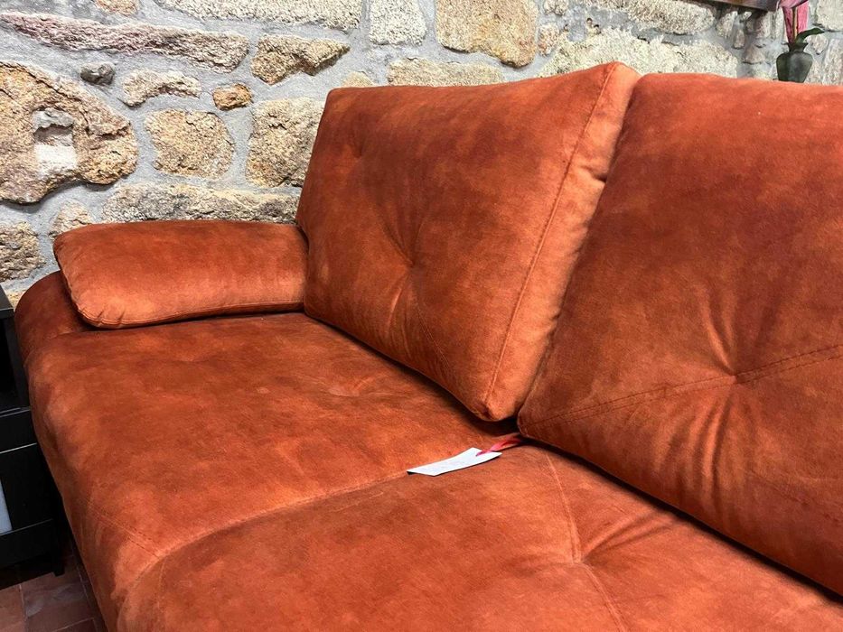 Sofá laranja NOVO, com tecido repelente de líquidos