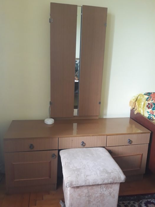 Трильяж з дзеркалом і пуфіком, трюмо