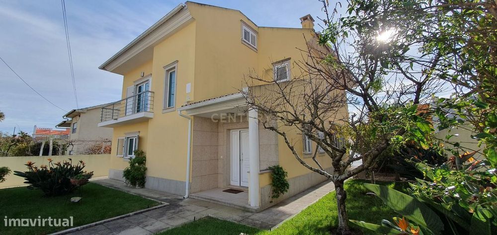 Moradia V5+1 com piscina para arrendar em Bicesse