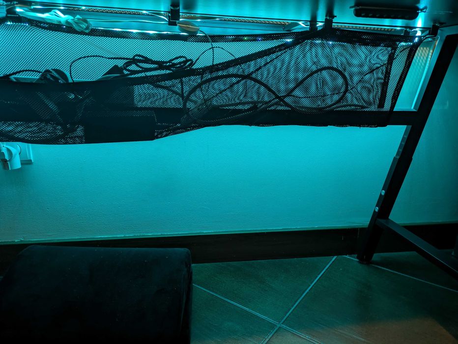 Black office table (UTESPELARE) + Acessórios