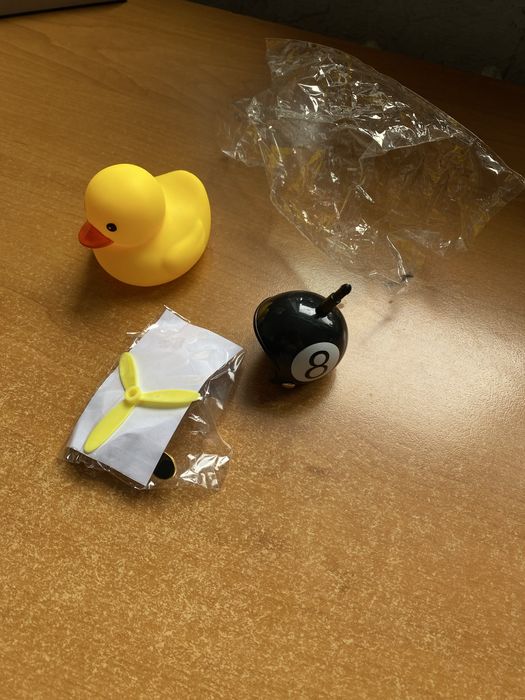 Качечка резинова в шоломі, окулярах і ланцюжком в машину