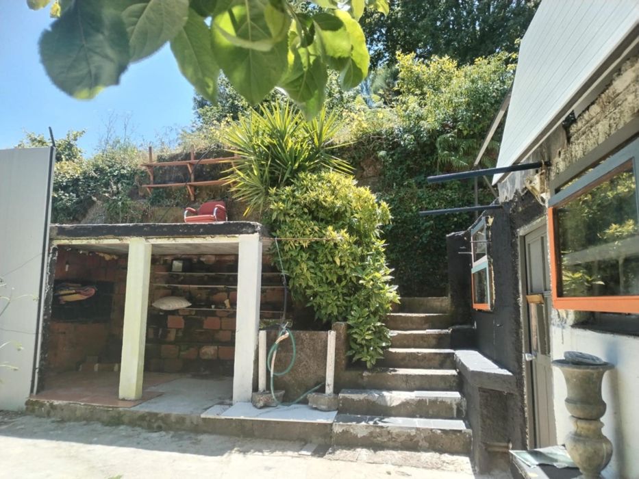 Casa no campo zona do interior junto ao parque e a beira de um riacho