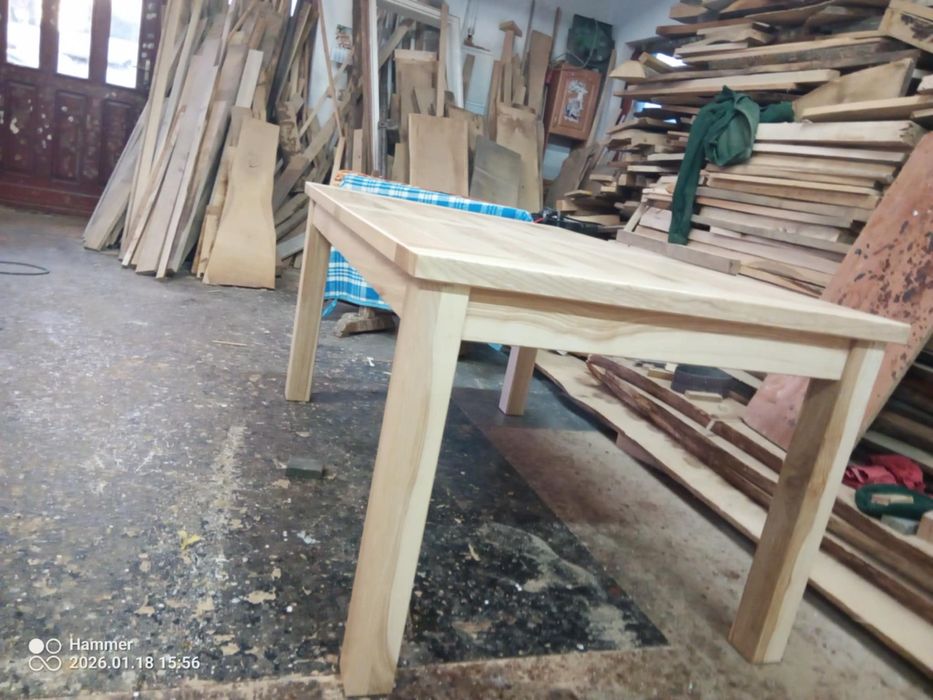 Nowy stół jesionowy z litego drewna