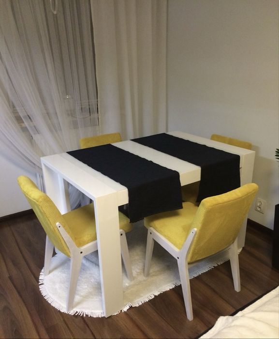 Stół + 4 krzesła PRL odnowione. Tanio