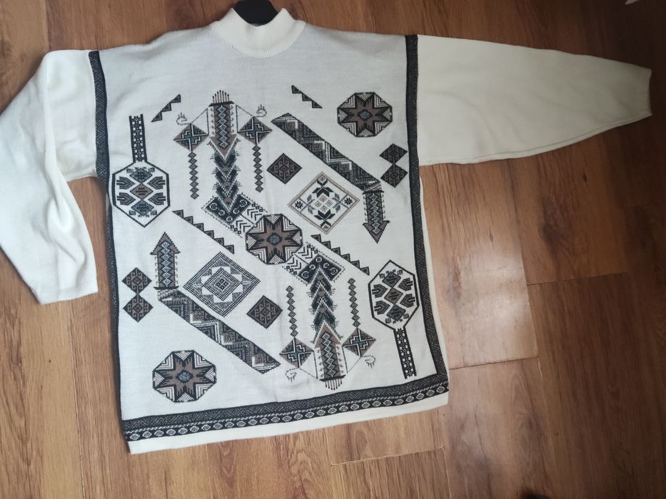 Długi sweter z geometrycznymi wzorami