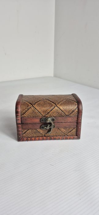 Stylowa Skrzynka Skarbów – Drewniany Kufer Retro