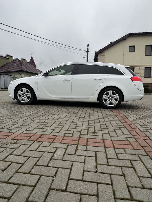 Продам опель інсігнія 2011 .