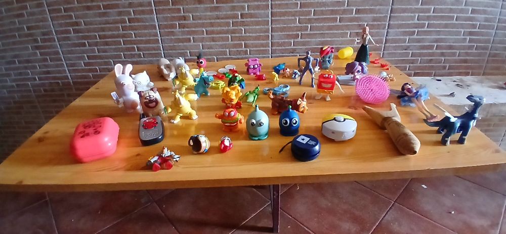 Figuras bonecos variados