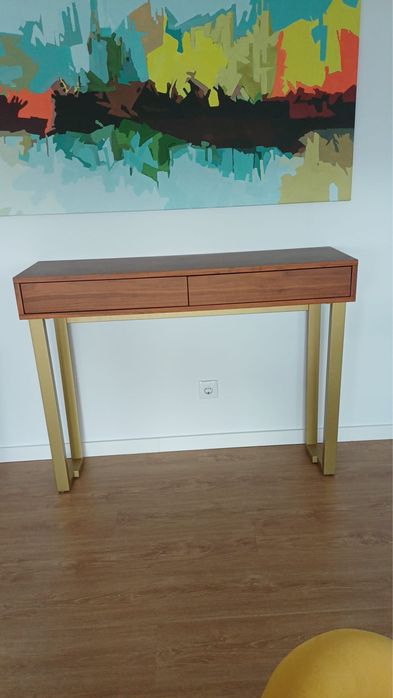 Consola em Madeira com pes dourados
