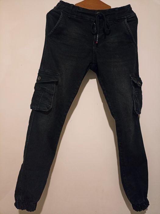 Чорні штани карго гарні та стильни
