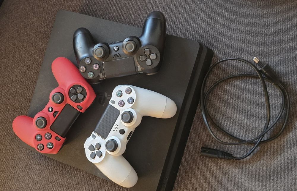 PS4 slim 1000GB/1TB  c/caixa original