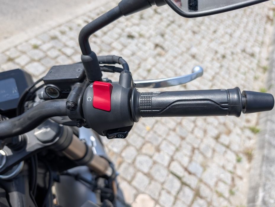 Honda CB125r 2024 com garantia e apenas 2090km
