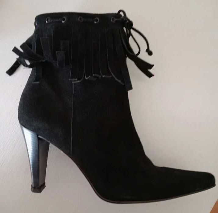 Botins pretos em pele