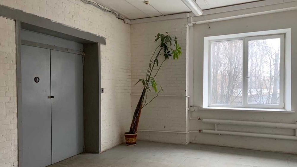 Окремо розташована офісно-складська будівля 4920 м²