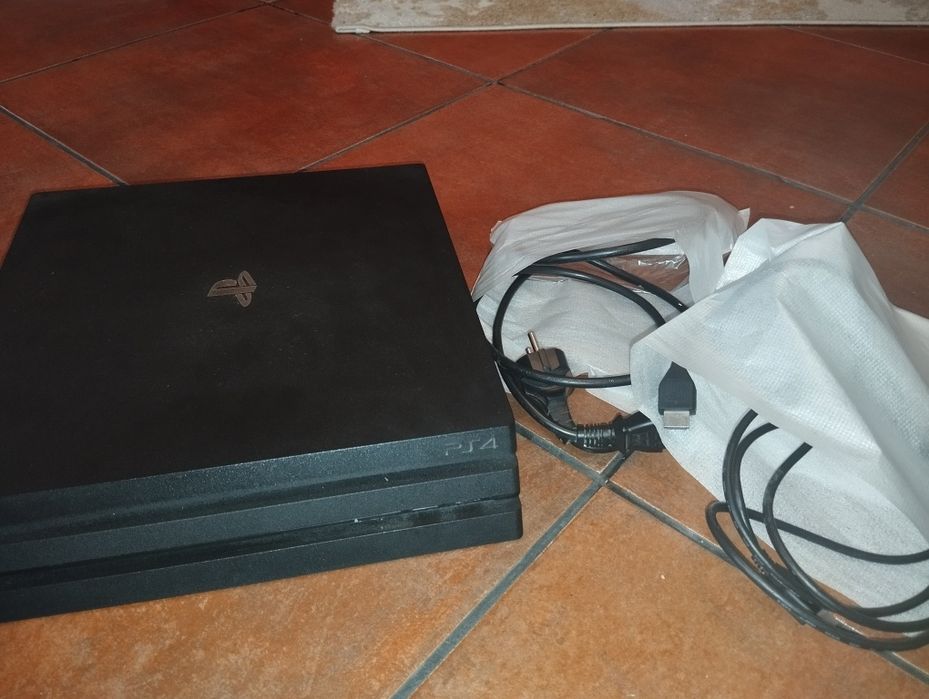 PlayStation PS4 PRO com cabos  e um comando como nova
