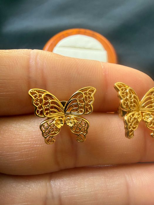Brincos de borboleta dourados com detalhes vazados em Prata 925 dourada