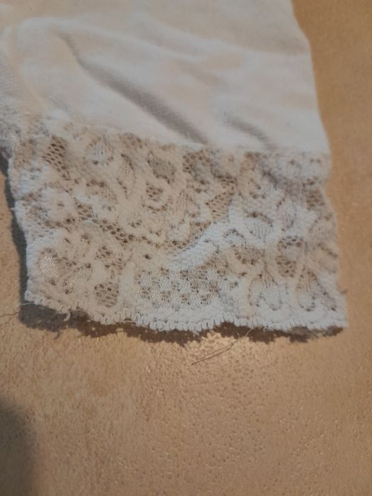 Białe legginsy z koronką