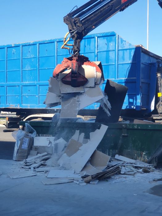 CONTENTORES e CARRINHAS para entulho resíduos industriais e jardinagem