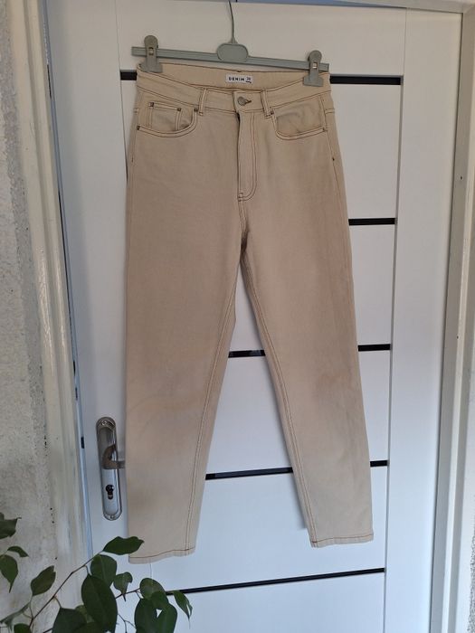 Jeansy ecru z ciemniejszymi przeszyciami roz.38