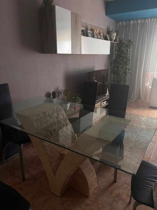 Mesa de jantar com base em mármore