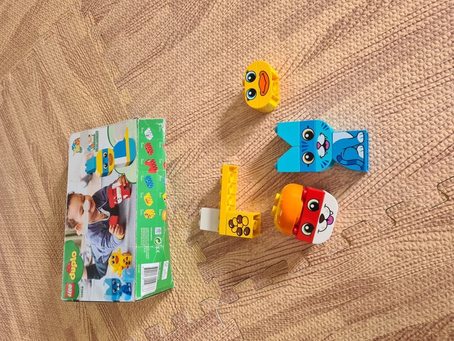 Vários brinquedos de crianças