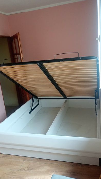 Łóżko bez materaca