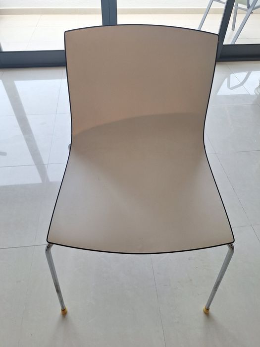 Mesa e cadeiras de sala jantar