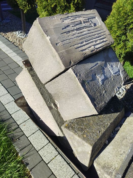 Za darmo gruz z płotu. Całe betonowe pustaki i daszki.