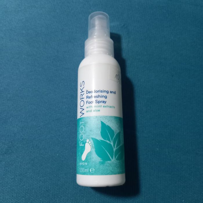 Avon Foot Works odświeżający spray do stóp  z miętą i aloesem