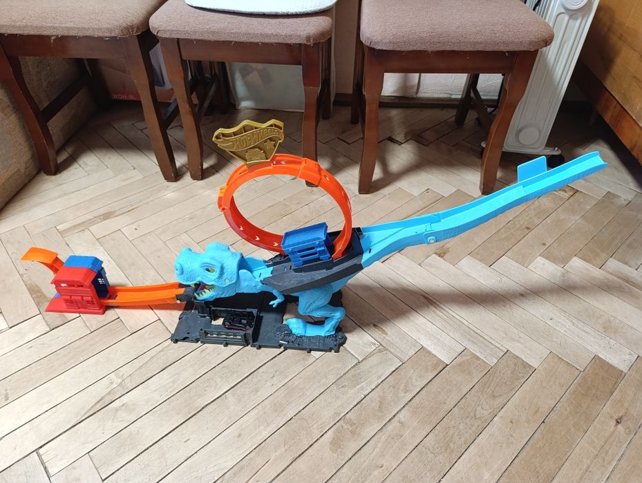 Ігровий набір Hot Wheels Полювання Ті-Рекса