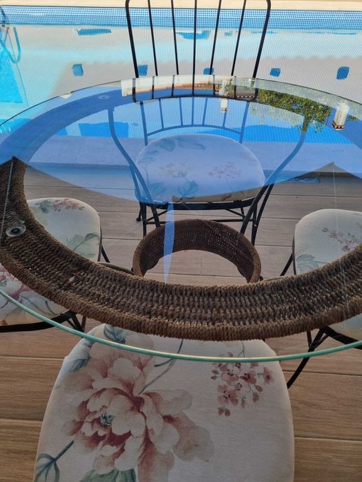 Conjunto Mesa e 4 Cadeiras – Ferro, Vidro e Palhinha – Estilo Clássico