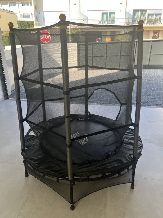 Trampolim para criança