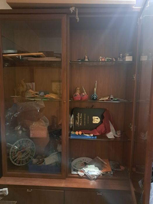 Móvel com vitrine em Cerejeira