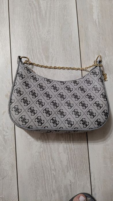 Сумочка багет Guess в сірому кольорі