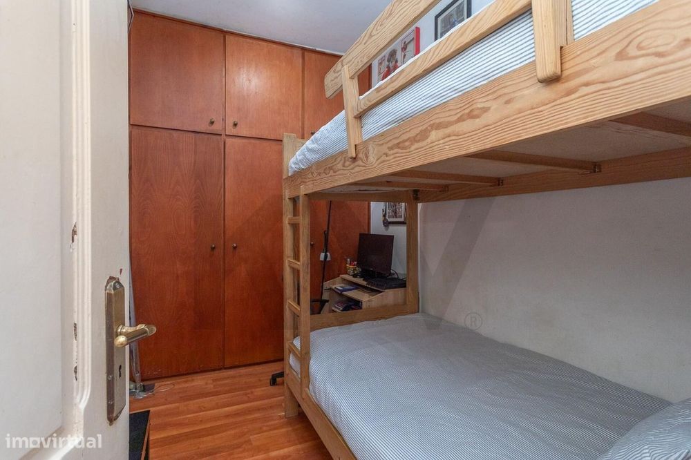 Vende-se T3 na Calçada de Santana com vista Rio Tejo e cidade Lisboa