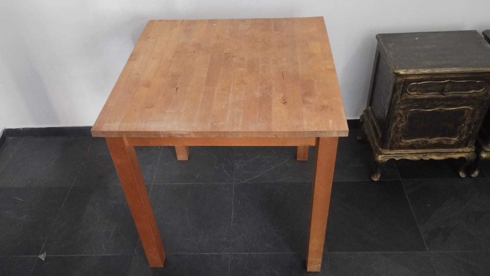 Mesa em madeira maciça