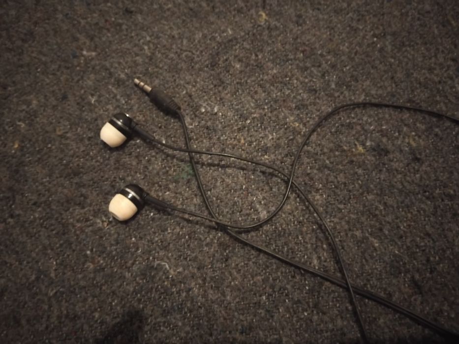 Fones de ouvido com fios e borrachas