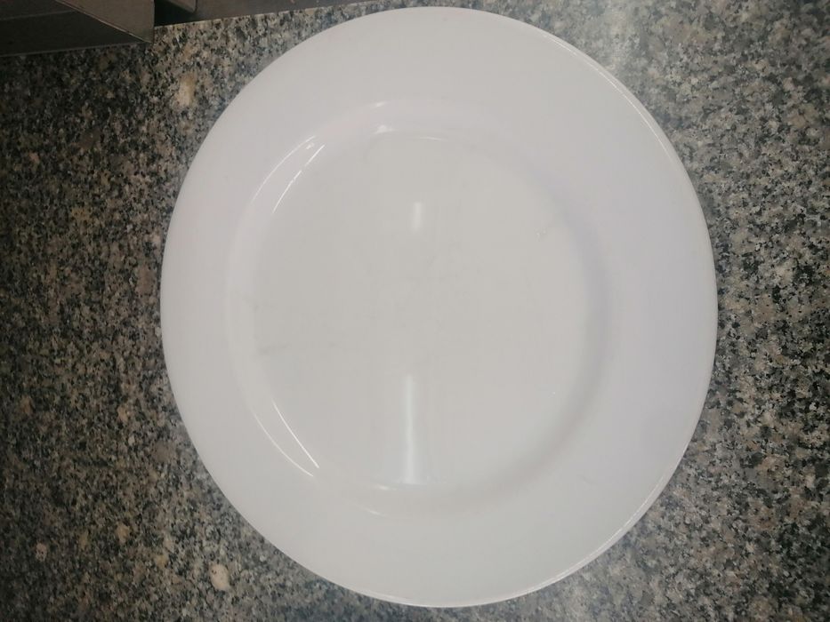 Pratos de porcelana refeição 2€ un. Tenho 40 no estoque